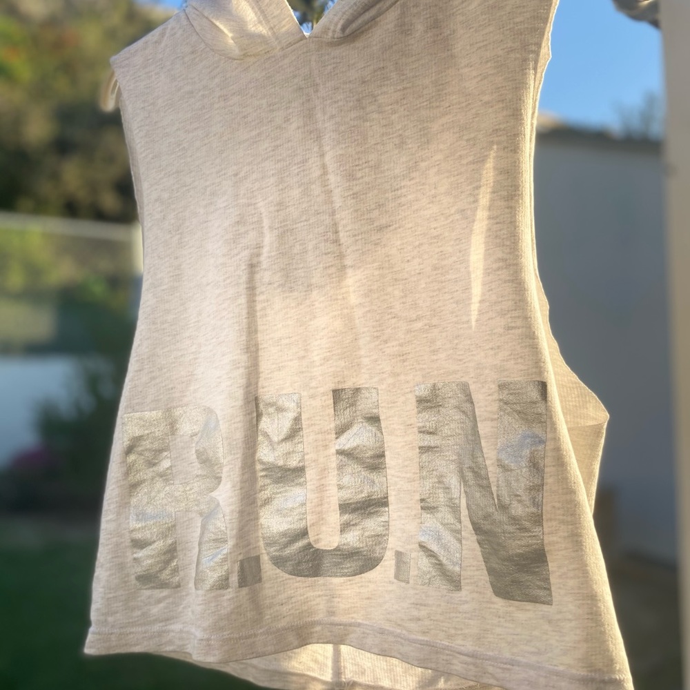 Sleeveless cropped hoodie
